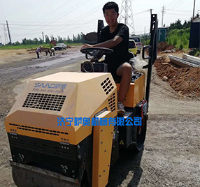 座駕振動(dòng)壓路機(jī)，路面壓